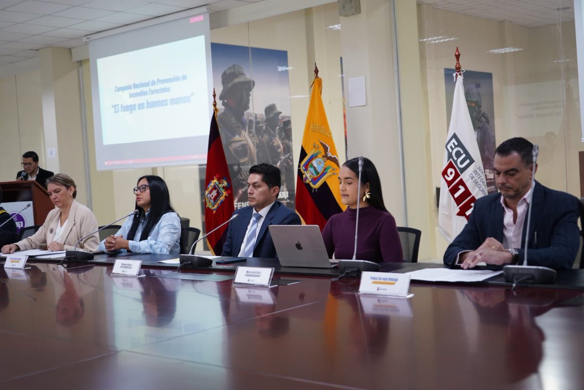 ECU911_'s tweet photo. 📍#Quito | El #ECU911 participó en la presentación de la campaña “El Fuego en Buenas Manos”, liderada por @EcuadorMAE para la prevención de incendios forestales.

El Director Nacional de Operaciones, Geovanny Rivera, destacó el monitoreo y coordinación permanente que la institución tiene con las entidades de primera respuesta, ante este tipo de riesgo.

En lo que va de 2026, a nivel nacional se recibieron 828 alertas por incendios forestales, frente a las que se respondió de manera oportuna, en todo el país.

📲 Ante cualquier emergencia, comunícate de inmediato a la #LíneaÚnicaParaEmergencias 9-1-1.