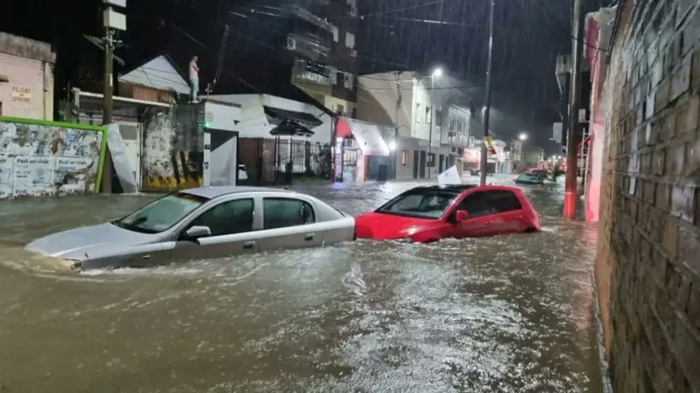 PerfilCtes's tweet photo. 🔴 JUAN PABLO VALDÉS ADVIRTIÓ QUE EL NIÑO PODRÍA DEJAR HASTA 2.500 MILÍMETROS DE LLUVIA EN CORRIENTES

- El gobernador reunió a la Junta de Defensa Civil y anunció un plan de contingencia ante el pronóstico de lluvias extremas.

- Más información en: https://t.co/lnxu36LOam https://t.co/aVb43IvFGp