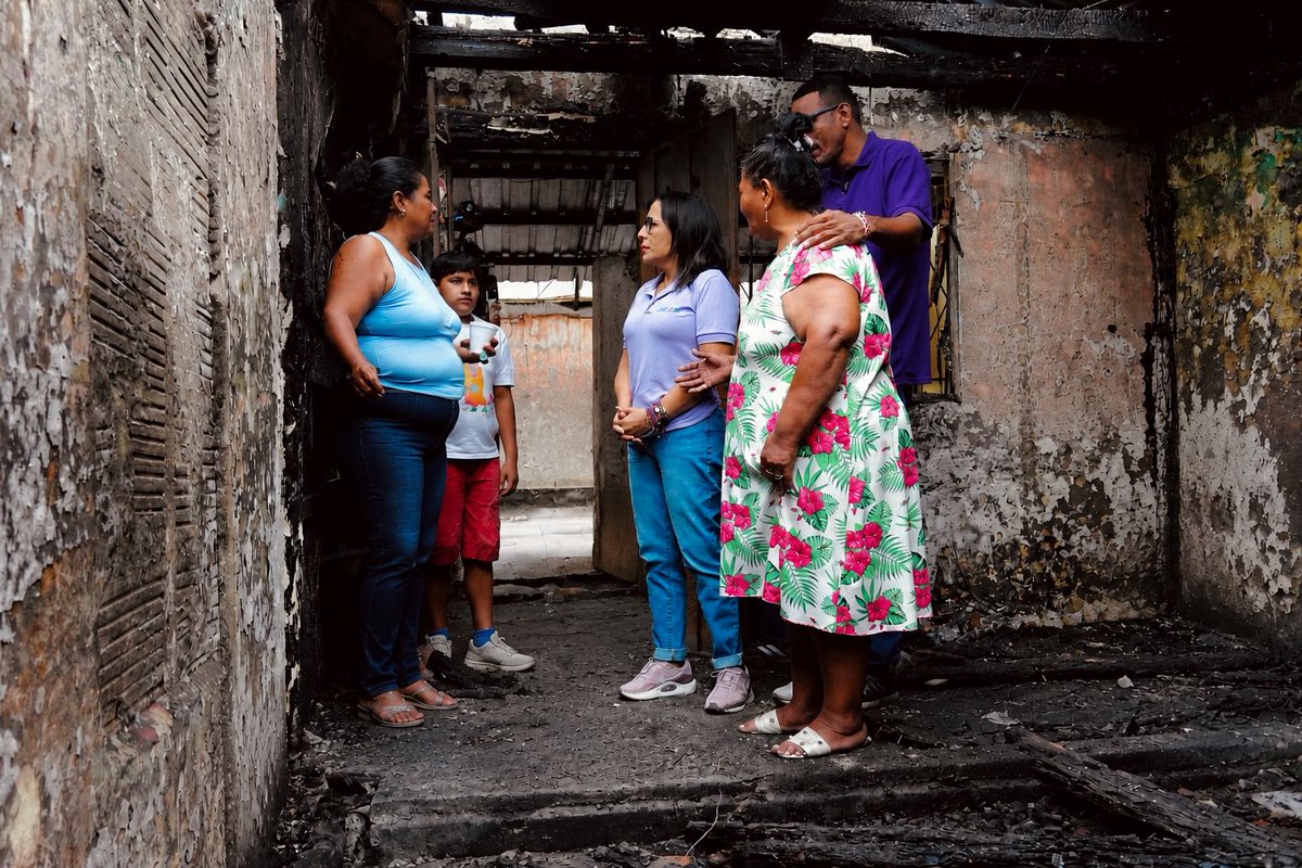 zaidarovira's tweet photo. Delia y Narcisa, dos mujeres cabezas de hogar, lo perdieron todo en una sola mañana. Un incendio consumió su vivienda y con ella gran parte de lo que habían construido con esfuerzo. ✊

Hoy llegamos con la ayuda necesaria para que ellas y sus familias puedan empezar a reconstruir su hogar. Bajo el liderazgo del presidente Daniel Noboa, seguimos respondiendo con acciones concretas a quienes más lo necesitan. 🫂

@DanielNoboaOk 
@DHumanoEc