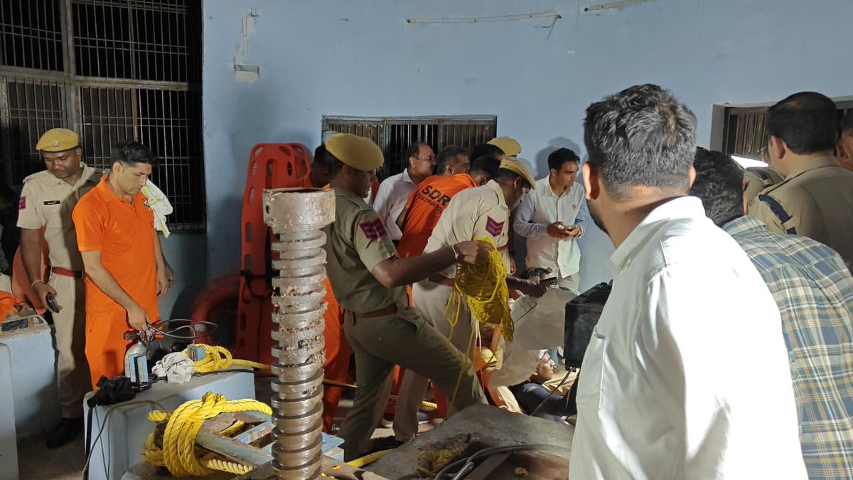 DmKarauli's tweet photo. मुख्यमंत्री भजनलाल शर्मा के अथक प्रयासों से 20 वर्ष बाद सिंचाई के लिए खोला गया पांचना बांध का पानी

प्रवाह के दौरान आई तकनीकी खामी को दूर करने में जुटीं एसडीआरएफ एवं जल संसाधन विभाग की टीमें

देर रात तक कमांड क्षेत्र की नहरों में जल प्रवाह पुनः शुरू होने की संभावना
@DIPRRajasthan https://t.co/tfUuThqOWW