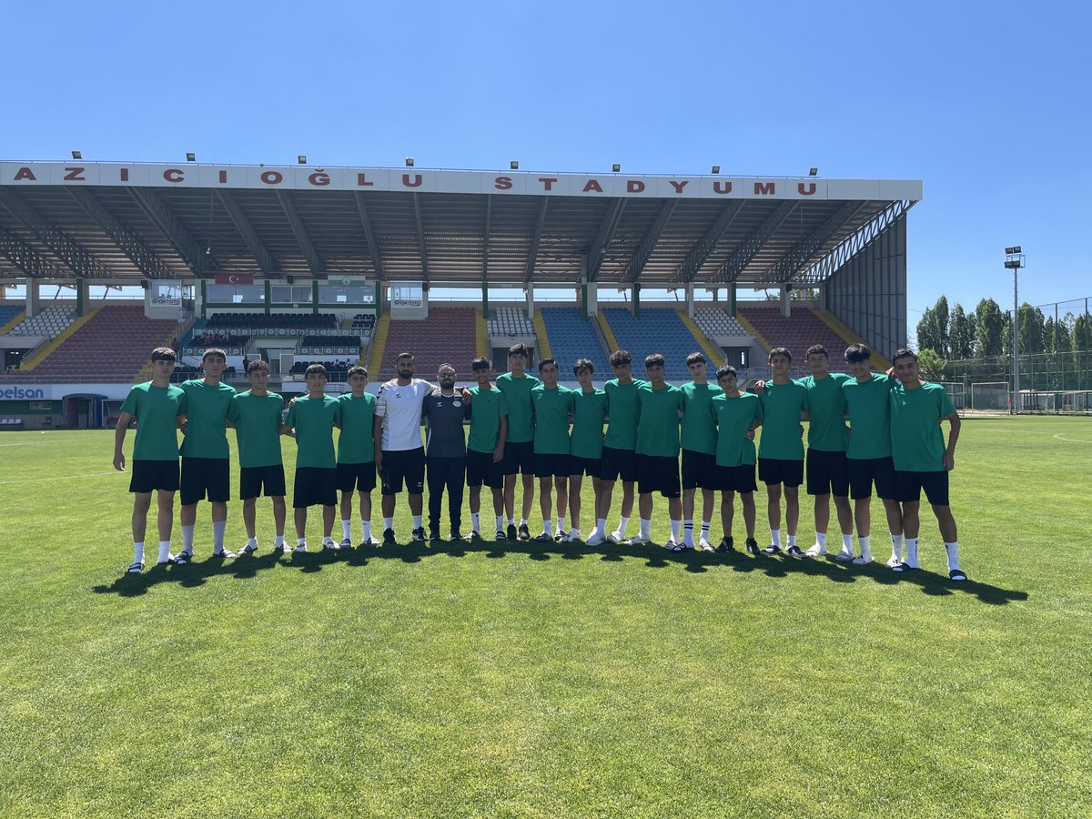 irfan_gozen's tweet photo. İlimizi başarıyla temsil eden DSİ U15 takımımızı yürekten kutluyorum.

Kendi bölgesinde namağlup şampiyon olan, Siirt’te düzenlenen 1. Kademe müsabakalarını zirvede tamamlayarak üst tura yükselen, Malatya’da gerçekleştirilen 2. Kademe müsabakalarında Türkiye’nin son 24 takımı arasından şampiyon çıkmayı başaran ve Sivas’ta oynanan 3. Kademe müsabakalarında Türkiye’nin en iyi 4 takımı arasına kalarak büyük bir başarıya imza atan DSİ U15 Takımımızı gönülden tebrik ediyorum.

Bu önemli başarıda emeği bulunan tüm sporcularımızı, ailelerini, Genel Kaptan Hayri Onat’ı, Teknik Direktör Hasan Kızıl’ı ve yardımcı antrenörler Ali Ulu, Şehmus Arsu ve Behzat Tari’yi kutluyor, emekleri için teşekkür ediyorum.

Bölgemizde altyapıya her zaman önem veren DSİ Spor Kulübü’nü de bu anlamlı başarıdan dolayı tebrik ediyor, başarılarının artarak devam etmesini diliyorum.