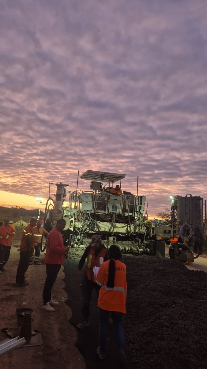 mopcparaguay's tweet photo. 📍 La nueva ruta PY05, en el tramo Pozo Colorado – Concepción, sigue tomando forma, buscando beneficiar a unas 400.000 personas. 🇵🇾

👷‍♂️ Los trabajos avanzan en ambos lotes, con jornadas diurnas y nocturnas. ☀️🌙

🔗 Más información en: https://t.co/2jq0p6t8iu https://t.co/KulGQ0zN7f