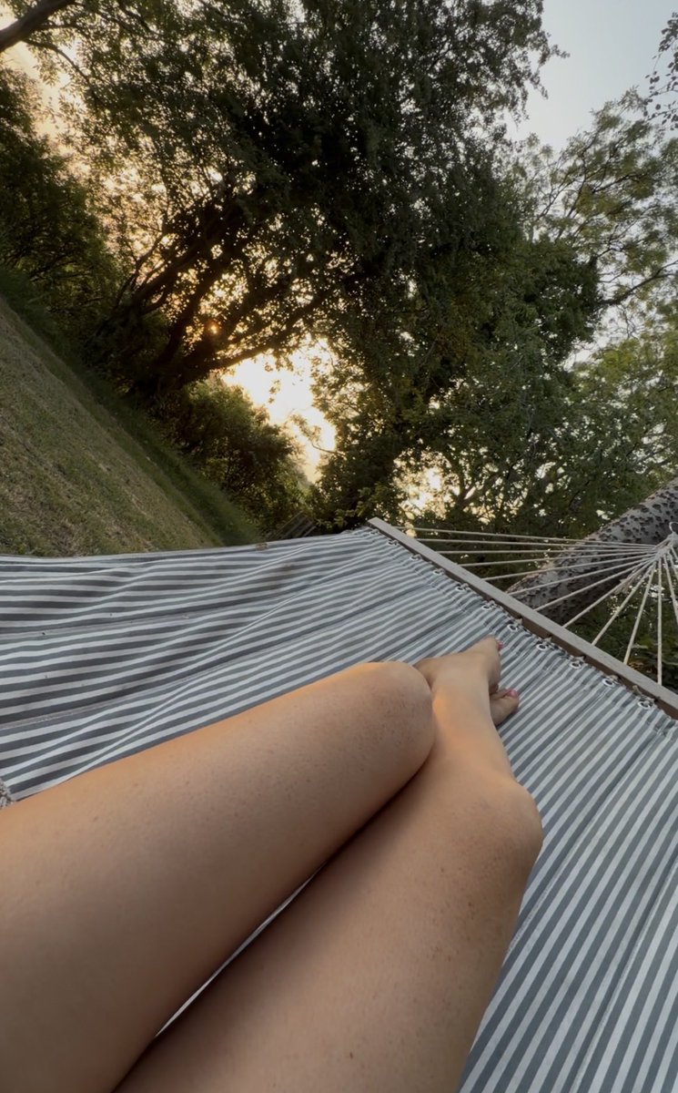 spoiltdolly's tweet photo. Feet up waiting for someone who’s looking for a girl to spoil on this summers day 💅♥️☀️ #legs #feetworshi̇p #feetfetısh #paypig #findom #sugarbaby #spoilme #princesstrearment #feetfinder https://t.co/eDql8CKr7e
