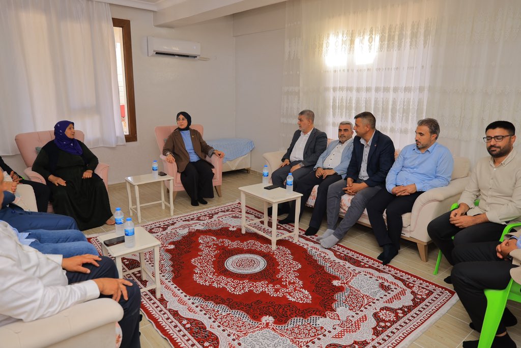 CYAZMAC's tweet photo. 🇹🇷 Şehitlerimizin aziz hatırası, bu milletin en büyük emanetidir.

Vatanımızın birliği, bayrağımızın göklerde özgürce dalgalanması ve milletimizin huzuru uğruna canını feda eden kahraman şehidimiz Hasan Ekinci’nin kıymetli ailesini ziyaret ettik.

Şehit ailelerimizin duası, desteği ve metaneti, milletimizin en büyük gücüdür. Onların her daim yanında olmak, emanetlerine sahip çıkmak bizim için sadece bir görev değil, aynı zamanda milli ve vicdani bir sorumluluğumuzdur.

Rabbim kahraman şehidimiz Hasan Ekinci’ye rahmet eylesin, makamını âli, mekânını cennet eylesin. Kıymetli ailesine sağlık, sabır ve hayırlı ömürler diliyorum.

Ziyaretimize eşlik eden Viranşehir İlçe Başkanımız Lütfi Bağcı, Önceki Dönem İlçe Başkanımız Ali Tekin, Gençlik Kolları Başkanımız Sinan Özdemir ve Şehit ve Gaziler Derneği Başkanımız Fethi Ekinci’ye teşekkür ederim.

@RTErdogan @Akparti @abuyukgumus @lutfibagci @SongulBurun @sinanozdm1r63 @alitekin_63