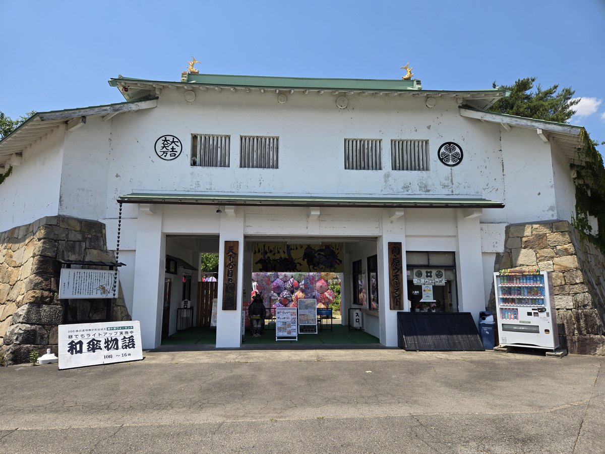 ZI_O_SAIKYOU's tweet photo. 岐阜県の「面白B級カルトスポット」No.1と言ったら、多分地元の人の大半がココと言う、「関ケ原ウォーランド」を紹介します。
「天下分け目の合戦」である「関ケ原の戦い」を、実際の決戦の地（岐阜県関ケ原町）に再現したテーマパークです。
#ご当地ゆたか祭り https://t.co/VAby0ugrid