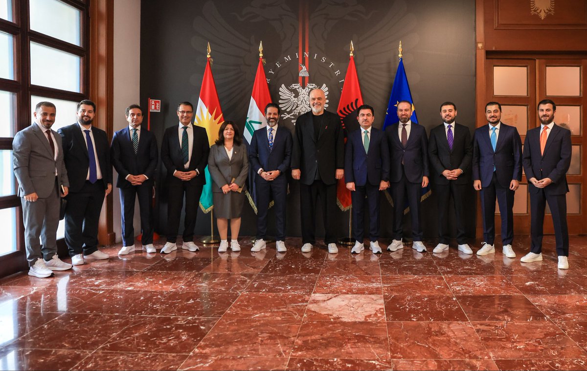 qubadjt's tweet photo. کۆبوونەوەیەکی گەرم و بەرهەمدار لە تیرانا لەگەڵ سەرۆکوەزیران ئیدی ڕاما.

گفتوگۆمان دەربارەی بەدیجیتاڵکردن، گەشتیاری، وەبەرهێنان و بونیادنانی پەیوەندیی بەهێزتری سیاسی، ئابووری و کولتووریی نێوان کوردستان و ئەلبانیا کرد.

و بەڵێ، بۆ ڕێزلێنان لە ستایلەکەی، هەموومان کالەی سپیمان لەپێ کرد 🤓
