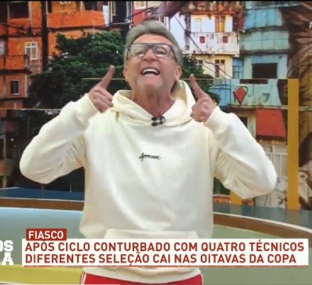 JFreiress_'s tweet photo. Craque Neto voltou a detonar o Luciano Huck por passar pano para seleção brasileira no seu programa.

💬"O tal do Luciano Huck. Ai, que tristeza não vou falar mal de jogador, mas não fala mesmo, irmão! Sabe, você é contra o Bolsa Família, mas você estava no camarote lá de de quantos milhões de dólares. Não é verdade? O que que você fez? Você entrevistou a família dos jogadores. Você entrevistou todo mundo. Entrevistou a família de todo mundo. Vai meter o pau nos caras? Não vai, tem rabo preso, pô! Não é verdade? Porque isso é vergonhoso! Todos vocês são uma vergonha!"