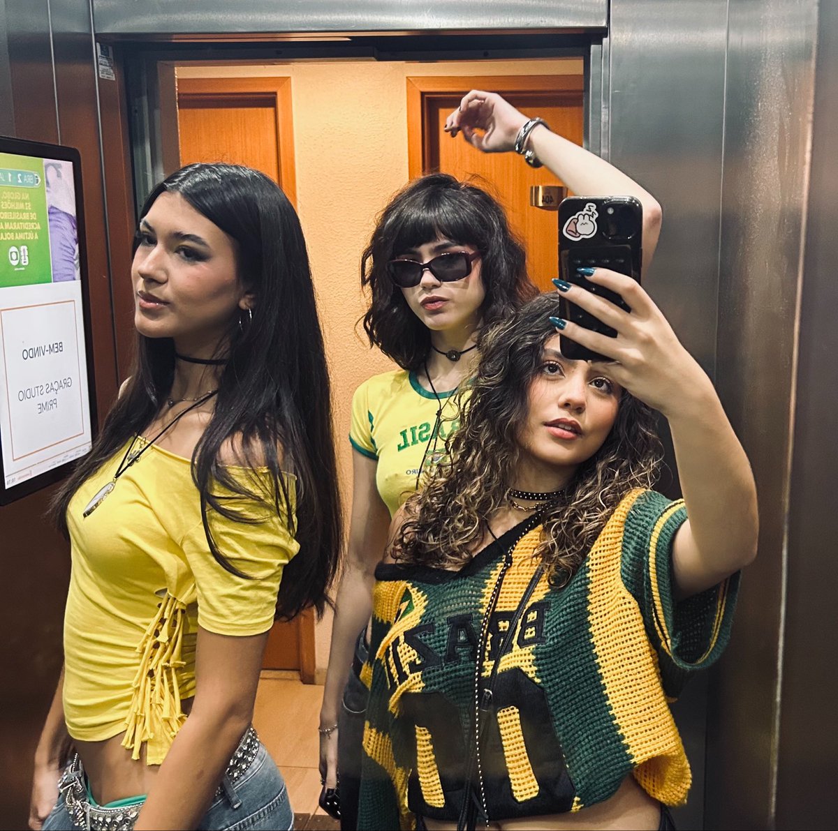 ninaqmartins's tweet photo. o trio mais icônico em linha reta https://t.co/YrDEBki5O8