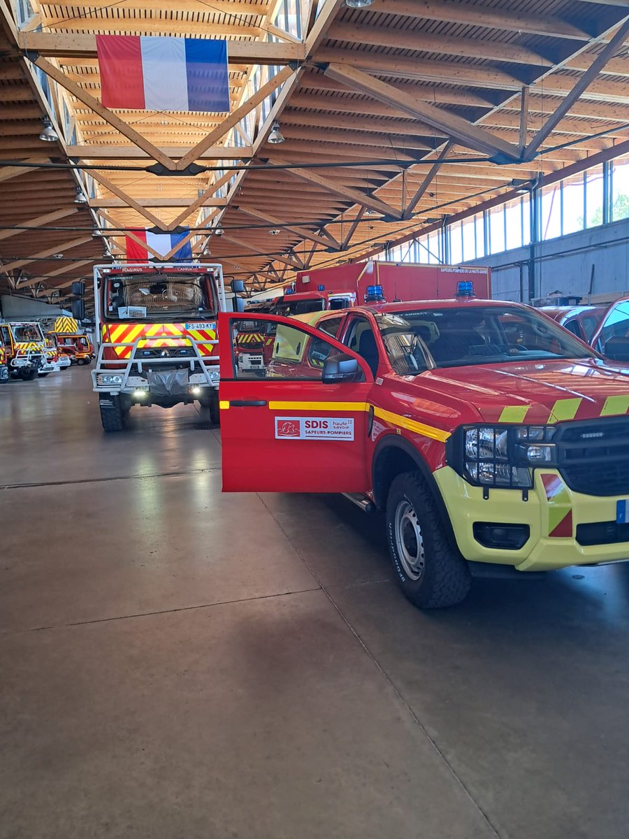 SDIS_74's tweet photo. [🔥FEUX DE FORÊT | LA HAUTE-SAVOIE RENFORCE SON ENGAGEMENT🚒]

🚒 Face aux nombreux incendies qui touchent actuellement la France, les sapeurs-pompiers de la Haute-Savoie poursuivent leur mobilisation :

🚨 Départ de 22 sapeurs-pompiers pour la Haute-Loire https://t.co/IfPJT40IMU