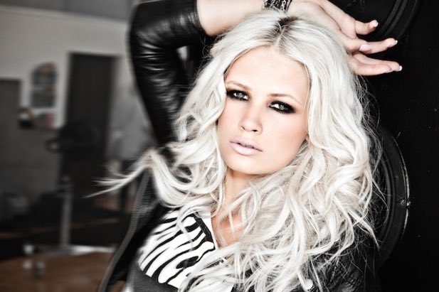 bchartsnet's tweet photo. Morre Lauren Bennett, ex-G.R.L. e dona do hit "Party Rock Anthem", aos 37 anos.

Informação confirmada por Aria Crescendo, que fez parte do Paradiso Girls (a versão do UK das Pussycat Dolls, grupo do qual a Lauren fez parte antes do G.R.L.). https://t.co/QvUhvUzv8J