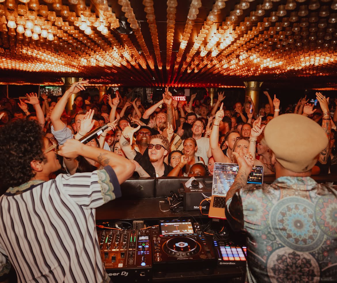 brbrunomars's tweet photo. Bruno Mars e Anderson .Paak, ( Silk Sonic), fizeram uma apresentação especial na after party em Amsterdã, com política de proibição de celulares. O evento aconteceu após o show da The Romantic Tour e teve ingressos esgotados. https://t.co/bG8FJk5btV