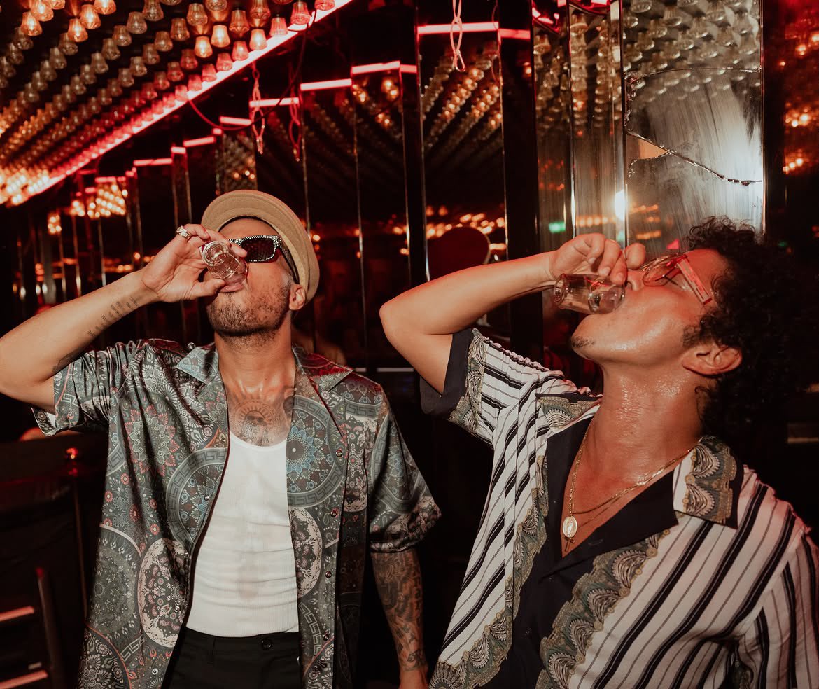 brbrunomars's tweet photo. Bruno Mars e Anderson .Paak, ( Silk Sonic), fizeram uma apresentação especial na after party em Amsterdã, com política de proibição de celulares. O evento aconteceu após o show da The Romantic Tour e teve ingressos esgotados. https://t.co/bG8FJk5btV