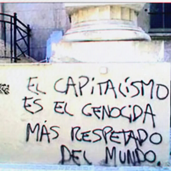 AitGijon's tweet photo. EL  GENOCIDIO DEL CAPITALISMO: Más de 600 millones de muertes

El capitalismo, desde sus orígenes, ha estado profundamente ligado a la explotación, la violencia, el despojo y la desigualdad. La esclavitud transatlántica, el colonialismo europeo, las guerras y dictaduras motivadas por intereses económicos, la pobreza estructural de las clases sociales y la explotación laboral han causado una devastación humana de dimensiones históricas. 

Millones murieron por esclavitud y trabajo forzado; más de 100 millones de personas de pueblos originarios en América fueron exterminados; en África, Asia e India la explotación, las hambrunas inducidas y la represión colonial elevaron el total a más de 200 millones. 

Las guerras por el poder económico del siglo XX —incluyendo las mundiales—, las dictaduras inducidas por los imperios capitalistas, sumaron más de 100 millones de víctimas, mientras que la pobreza estructural y exclusión social ha generado más de 300 millones de muertes por hambre, enfermedades evitables y falta de servicios básicos. 

A esto se añaden millones de muertes por condiciones laborales miserables en fábricas, minas y talleres. 

En conjunto, las distintas expresiones del imperio del capital han contribuido al asesinato estimado de más de 600 millones de vidas. 

Una cifra que recuerda que la desigualdad y la violencia no son excepciones del capital, sino consecuencias profundas de su propia lógica.

#CapitalCriminal
#EstadoComplice