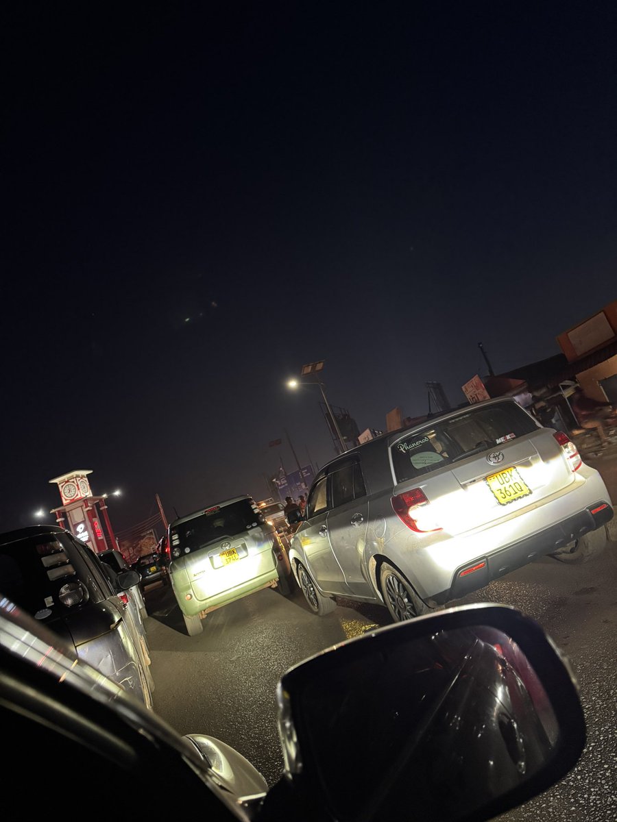 khaaled__UG's tweet photo. Kibuye traffic officers, is it necessary to restrict traffic for more than 30 mins😒 https://t.co/6dkksaIIuW