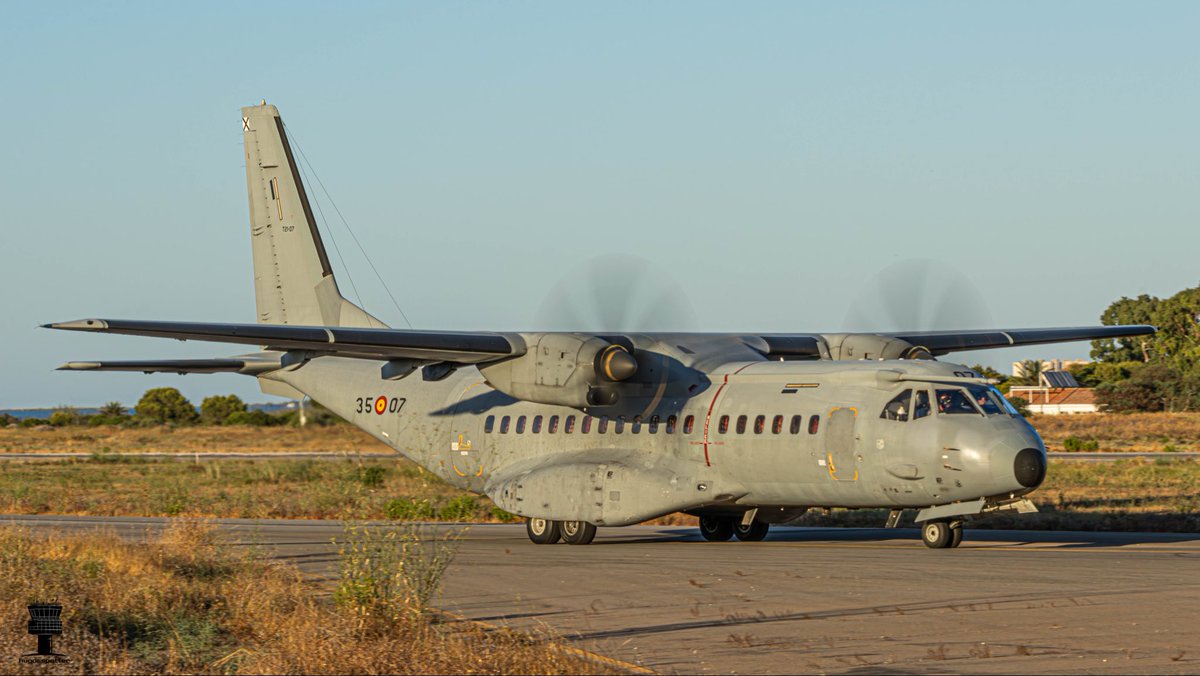 hugosspotter's tweet photo. Visita a la Base Aérea de San Javier de estos dos CASA C-295M del Ala 35 con Indicativo radio “AME” durante la tan apreciada hora dorada de una tarde de julio.
#CASA #C295M #Ala35 #BASanJavier #AME https://t.co/dls7Ivp3jr