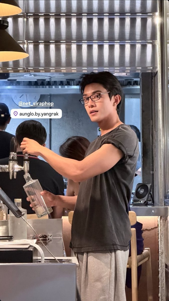 1_namnueng_1's tweet photo. #NETJJ

เจ้าของร้าน                             แฟนเจ้าของร้าน https://t.co/BLZCWzlf2g