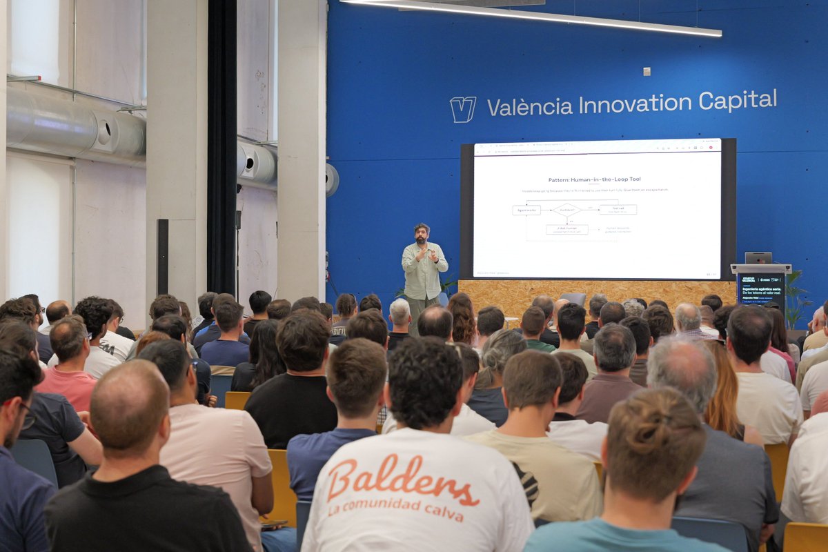 Startup_VLC's tweet photo. @dobleio @jlhortelano @helmcode @vlcinnovation @AjuntamentVLC @borjaperfra @barckcode Cuando los agentes pueden explorar varias soluciones en paralelo, el trabajo del equipo también cambia

Menos tiempo escribiendo cada línea de código y más atención dedicada a definir, supervisar, validar y decidir 🧠 https://t.co/scwZaVkjD6