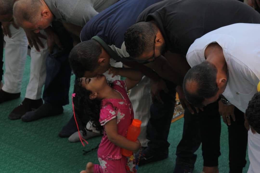 Al__Quraan's tweet photo. A little girl kissing her dad while he prays. https://t.co/ALQzhXBsfd
