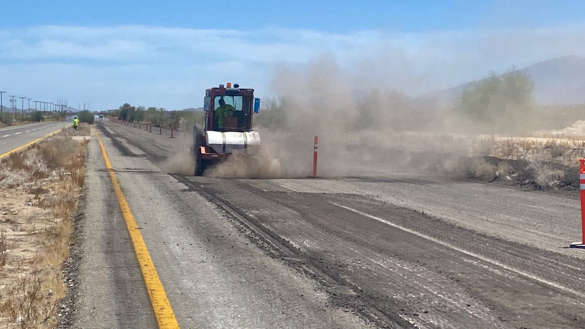 SICT_BC's tweet photo. #MegaBachetón2026

🚧Se refuerzan los trabajos de conservación en la carretera Mexicali- San Felipe mediante obras de fresado y el tendido de carpeta asfáltica.

👌En Baja California fortalecemos la infraestructura carretera para garantizar una movilidad más segura, funcional. https://t.co/gPQFZyGUVt