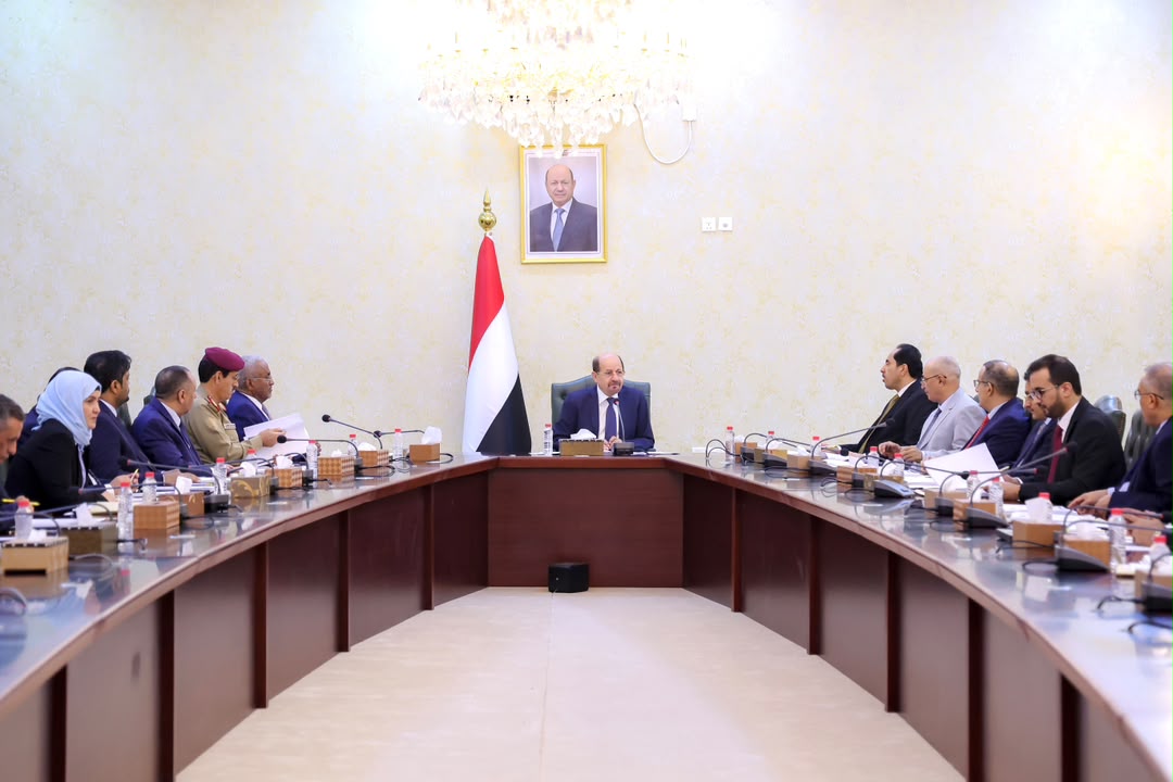 Yemen_PM's tweet photo. دولة رئيس #مجلس_الوزراء، وزير الخارجية وشؤون المغتربين، الدكتور شائع محسن الزنداني @Shaya_Zindani، يترأس اليوم #الإثنين، في العاصمة المؤقتة #عدن، اجتماعاً لـ #مجلس_الوزراء، خُصص لمناقشة مستجدات الأوضاع السياسية والعسكرية والأمنية والاقتصادية والخدمية، والتطورات المرتبطة بتصعيد مليشيا الحوثي الإرهابية، والانتهاكات #الإيرانية السافرة للسيادة #اليمنية.