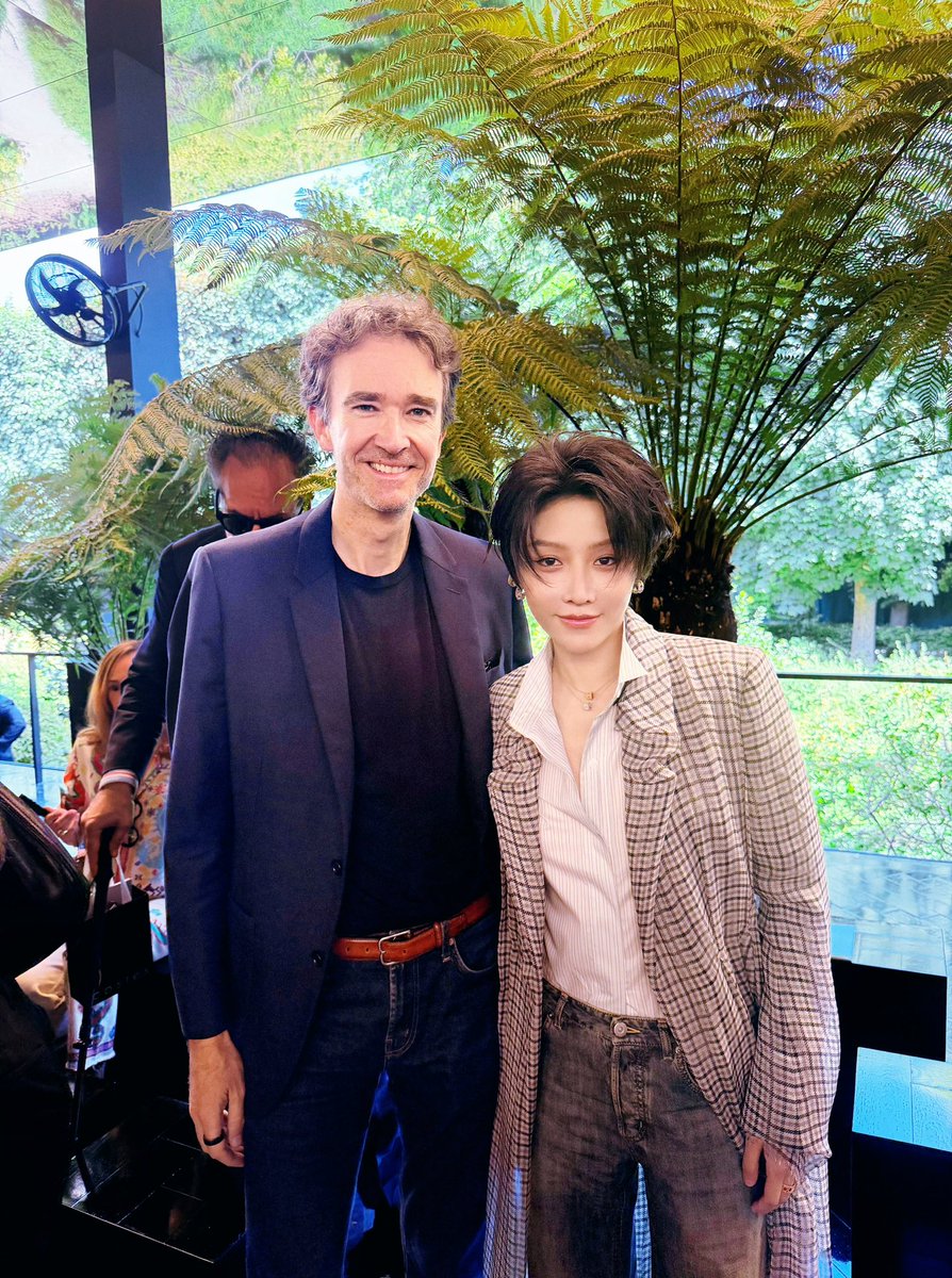 umyourgirl's tweet photo. ฮืออกุขำอะใครทำได้บ้าง ชีน่าจะขอถ่ายรูปจนครบทีมเฮดควอเตอร์ละมั้ง ไม่เสียแรงที่ได้ตำแหน่ง GBA เพราะนอกจาก performance จะเริดแล้ว ยังเข้าหาผู้หลักผู้ใหญ่เก่งด้วย #LiuYuxin ไม่สันทัดเมคเฟรนกับเซเลป เพราะเน้นเก็บแต่ผู้บริหารแหละ🤣

XIN AT DIOR COUTURE SHOW  

#XINxDiorCoutureAW26 https://t.co/lTCk7jrnW3