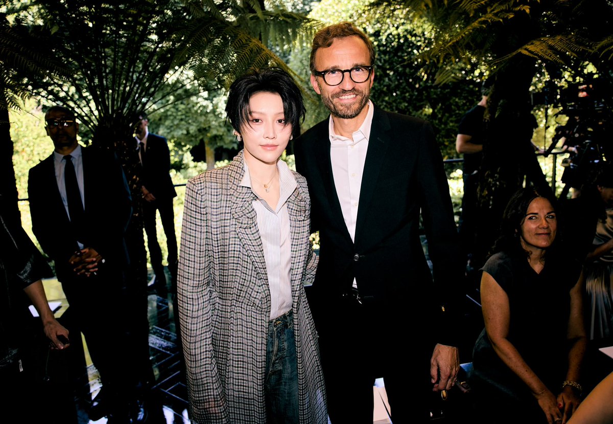umyourgirl's tweet photo. ฮืออกุขำอะใครทำได้บ้าง ชีน่าจะขอถ่ายรูปจนครบทีมเฮดควอเตอร์ละมั้ง ไม่เสียแรงที่ได้ตำแหน่ง GBA เพราะนอกจาก performance จะเริดแล้ว ยังเข้าหาผู้หลักผู้ใหญ่เก่งด้วย #LiuYuxin ไม่สันทัดเมคเฟรนกับเซเลป เพราะเน้นเก็บแต่ผู้บริหารแหละ🤣

XIN AT DIOR COUTURE SHOW  

#XINxDiorCoutureAW26 https://t.co/lTCk7jrnW3