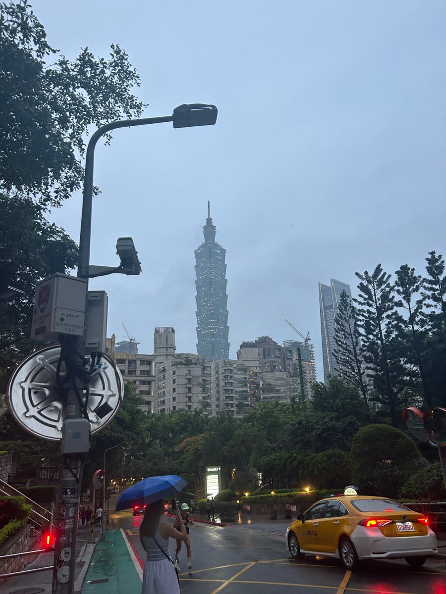 Kodeokgy's tweet photo. 雨の中の都市で、台北101はぼんやりとした空の下で特別に魅力的で、生活のすべての瞬間が詩的です。 https://t.co/aH3V1AXR5x