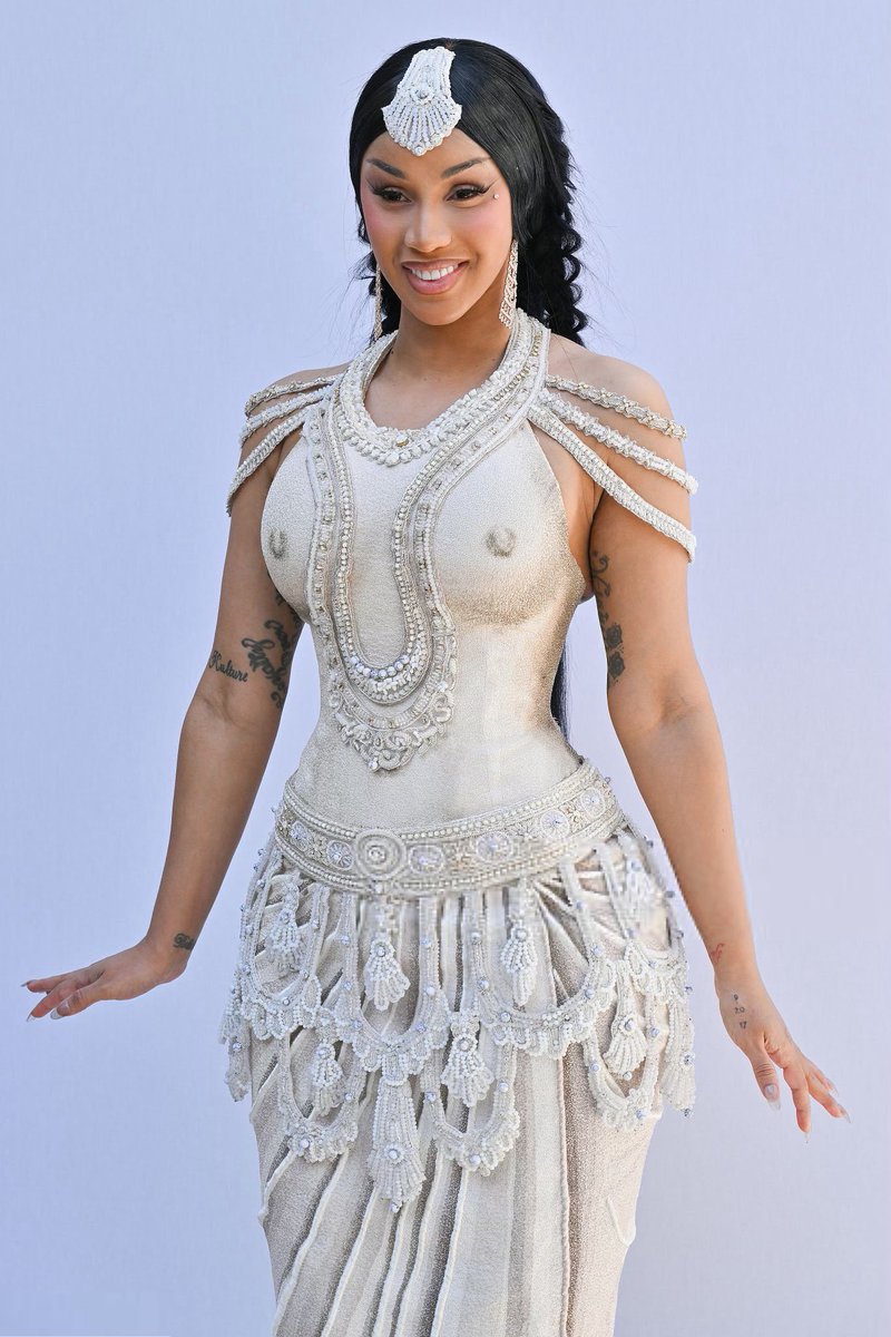 _toluuuu's tweet photo. @IconicTaex She really the best dressed female rapper of all time https://t.co/N3r9KeQRnO