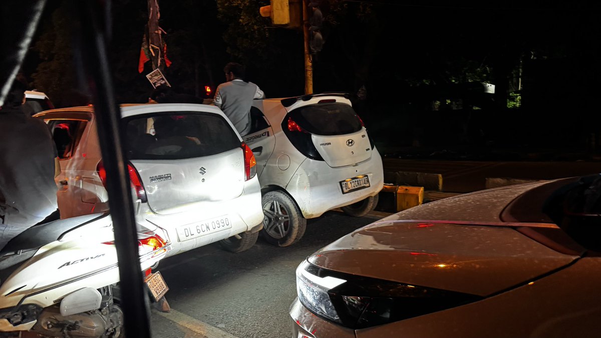 inderbani's tweet photo. @dtptraffic 
Nuisance on road https://t.co/AwWqxfFLPi