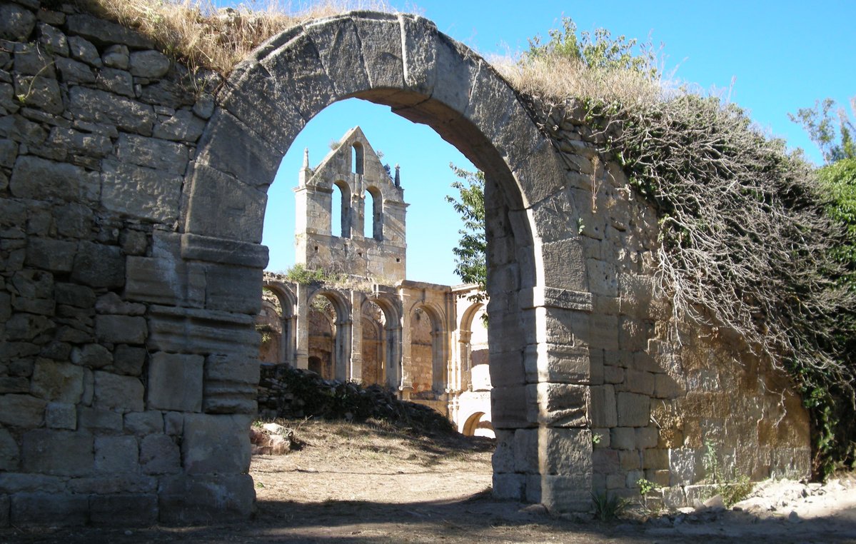 ElCampoAmarillo's tweet photo. Durante décadas, el Monasterio de Santa María de Rioseco estuvo ahogado por la maleza en el Valle de Manzanedo. Hoy, gracias al empuje increíble de los vecinos, este rincón del norte de Burgos ha vuelto a respirar y nos regala una de las estampas más honestas de nuestra arquitectura.

Lo que más sobrecoge de su iglesia y de su claustro tardogótico es precisamente lo que han perdido: los tejados y los muros de cerramiento. Al desaparecer, las bóvedas estrelladas han quedado suspendidas en el aire, mostrando el esqueleto desnudo de los nervios de piedra caliza.

Sin cubiertas que lo encierren, el cenobio parece no pesar. La luz de las Merindades cruza las naves limpiamente y deja a la vista la verdad de la estructura. Es una demostración rotunda de cómo los constructores de la época dominaban la geometría y las líneas de fuerza.

Pasear por Rioseco es ver cómo la piedra y el paisaje firman la paz. Detén el paso bajo sus arcos abiertos y descubre un patrimonio que ha recuperado su dignidad a base de luz, viento y un esfuerzo colectivo enorme.
