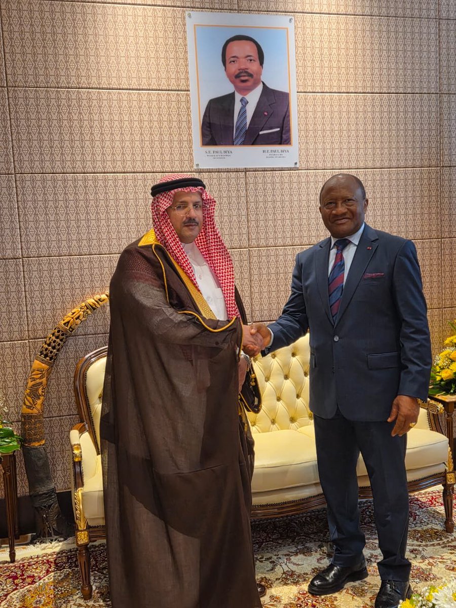 KSAEmbassyCMRN's tweet photo. التقى سعادة السفير إبراهيم بن حامد الغامدي معالي السيد تيودور داتوو، رئيس مجلس النواب الكاميروني.
جرى اللقاء بحضور السيد أندريه نويل، أمين عام مجلس النواب، والسيد حمدو سالي، رئيس مجموعة الصداقة البرلمانية الكاميرونية السعودية وشخصيات أخرى من مكتب مجلس النواب الكاميروني.
خلال اللقاء تم بحث سبل تعزيز العلاقات بين البلدين والمواضيع ذات الاهتمام المشترك.

Son Excellence l'Ambassadeur Ibrahim bin Hamed AL-GHAMEDI a rencontré le Très Honorable DATOUO THEODORE, Président de l'Assemblée Nationale du Cameroun.
 La rencontre s’est déroulée en présence de Monsieur André Noel Essian, Secrétaire général de l'Assemblée Nationale, Monsieur Hamadou Sali, Président du Groupe d'amitié parlementaire Cameroun-Arabie saoudite, et d'autres personnalités du bureau de l'Assemblée.
Au cours de cette réunion, les deux personnalités ont abordé les moyens de renforcer les relations entre les deux pays et les sujets d'intérêt commun.