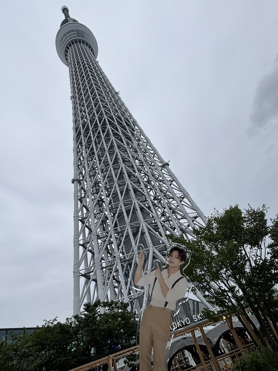 m1sobon3's tweet photo. 今日は東京観光🗼
スカイツリー初めて来たよん
秋葉原で見つけたゴリラを添えて https://t.co/KoYZfXH7tm