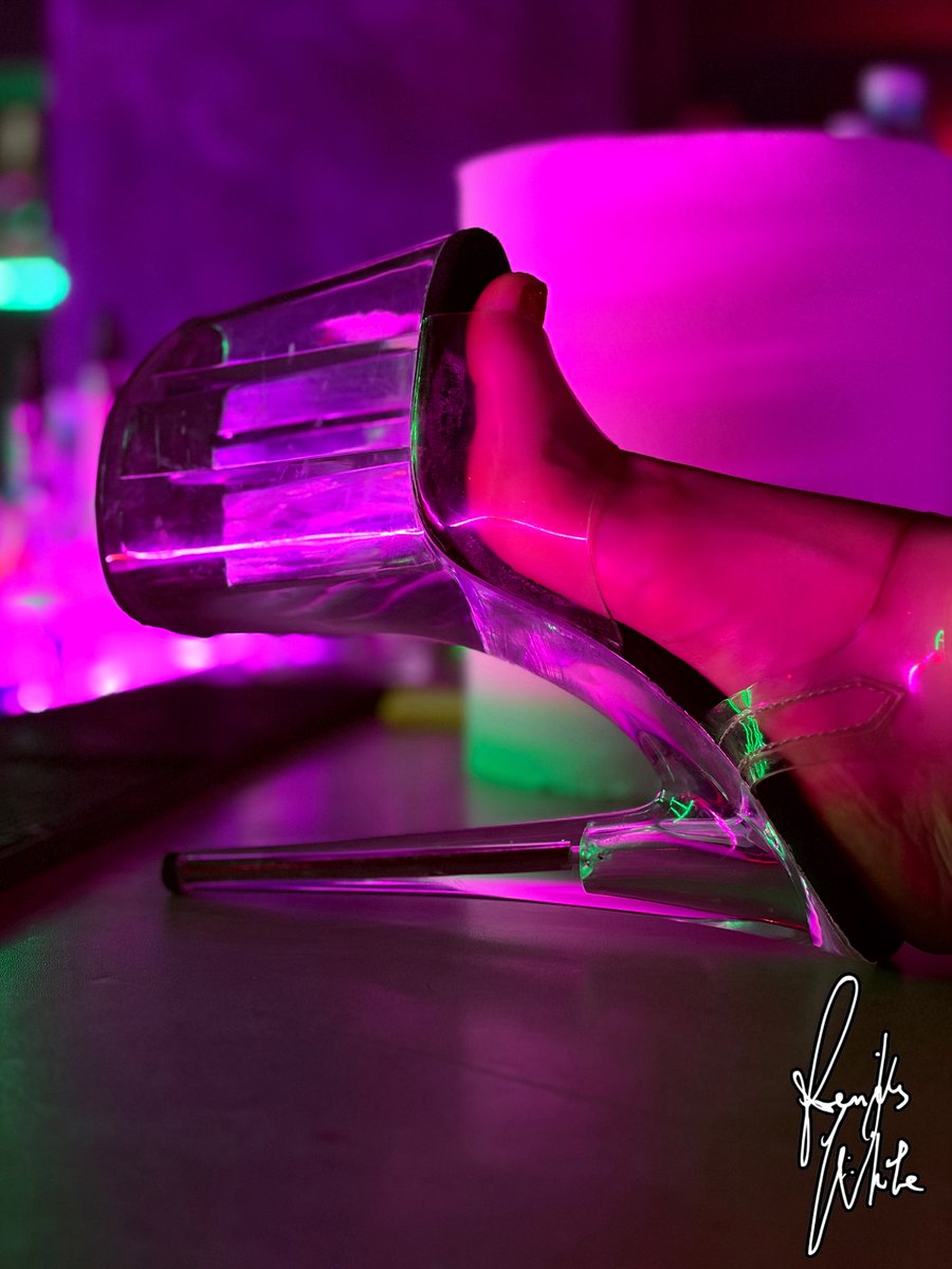 FeniksWhite's tweet photo. Is this your order?
#footfetish #shoefetish #goddess https://t.co/c4O8UHbtE6