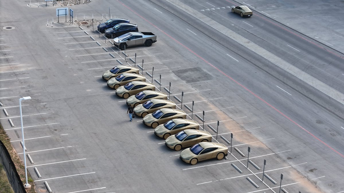 herbertong's tweet photo. 🚨 NEWS: Giga Texas continues to expand across multiple projects.

@JoeTegtmeyer  reports Model Y L units in the outbound lot alongside Cybercabs and newly built Cybertrucks leaving the factory. 

The Optimus factory has grown again with more structural steel in place, while site work continues on the Advanced Chip Fab, suggesting initial construction could begin soon.

 $TSLA