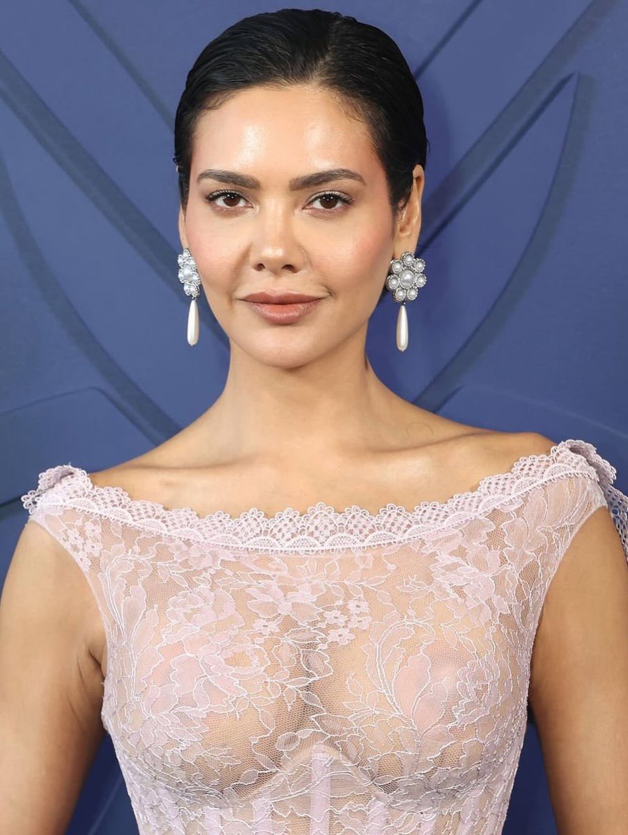 actressnation4u's tweet photo. Transparent 🥶🥶 You can SEE everything 🥵🥵

#EshaGupta https://t.co/kA8rmVVN67