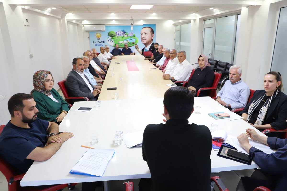 yilmaz_seven's tweet photo. İl Yönetim Kurulu Haftalık Olağan Toplantımızı gerçekleştirdik. Toplantımızda, ilimiz genelinde yürütülen projeleri, teşkilat faaliyetlerimizi ve sahada hemşehrilerimizden gelen geri bildirimleri masaya yatırdık. AK kadrolarımızla şehrimiz için üretmeye devam edeceğiz. @bingolakparti