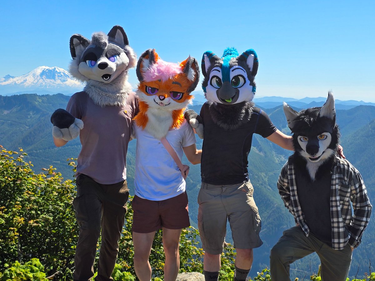 ooonRacc's tweet photo. Climbed a big mountain with friends :3 https://t.co/tMbqC7D3ml