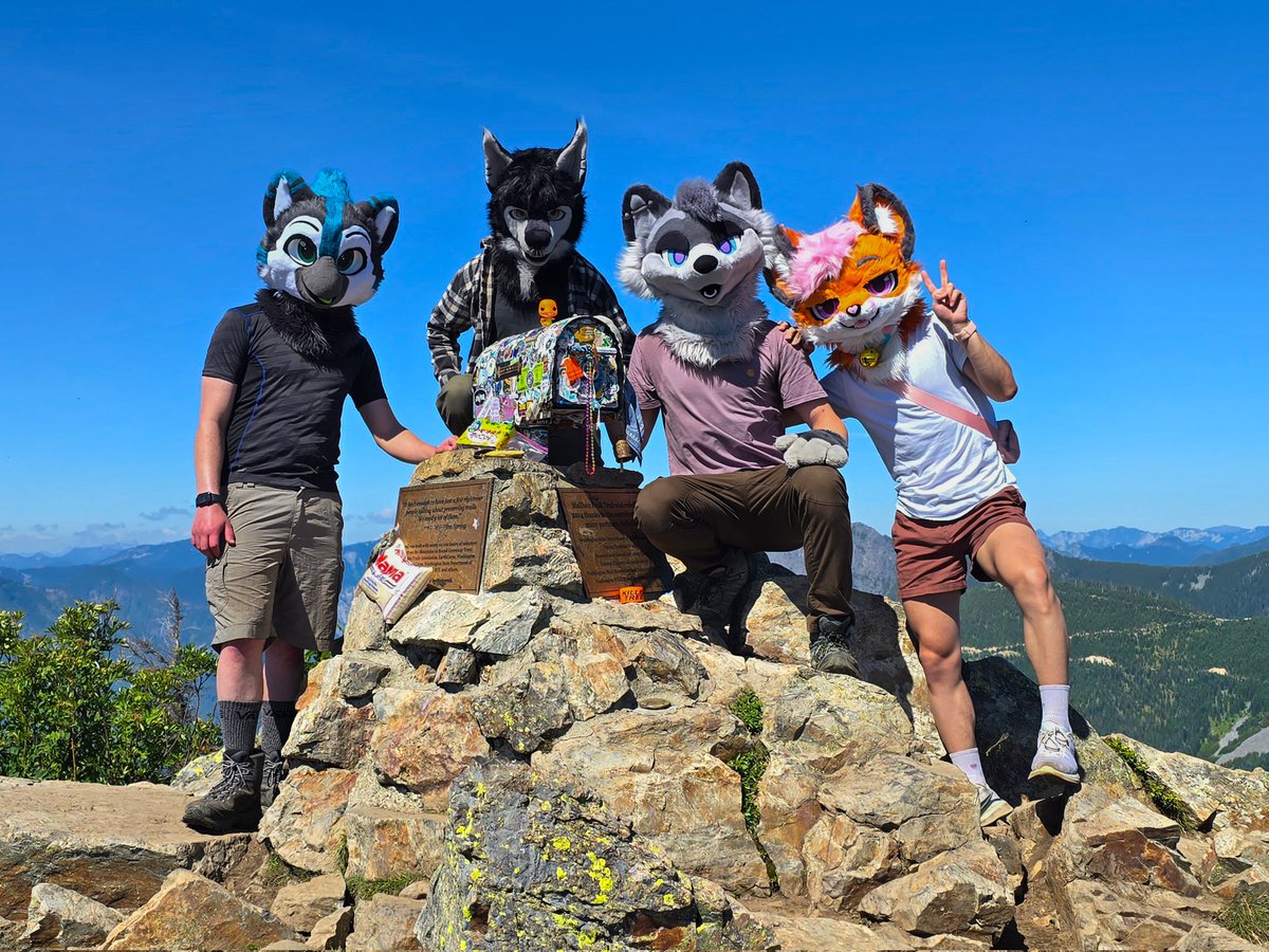 ooonRacc's tweet photo. Climbed a big mountain with friends :3 https://t.co/tMbqC7D3ml