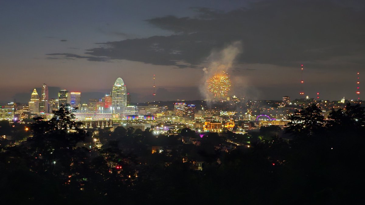 JoseFCaruci's tweet photo. Fireworks in Newport, Cincinnati, and Covington—a truly beautiful sight and a magnificent technical display. Via @JoseFCaruci @AftabPureval @ElNacionalWeb @HLGNapita @HLGNapita @JA_Zabalgoitia @Morning_Joe https://t.co/3ZSK2gszNj