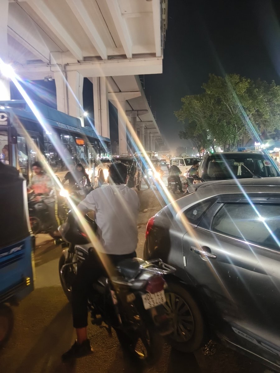 manishk_p's tweet photo. @dtptraffic @DCPNEastDelhi  @MCD_Delhi 
worng side driving ki wajah se accident ho rhye he timarpur se bhajanpura anye wala traffic worng side Chal raha hai please action lijiye road block kiya hua he https://t.co/pctioWeQMK