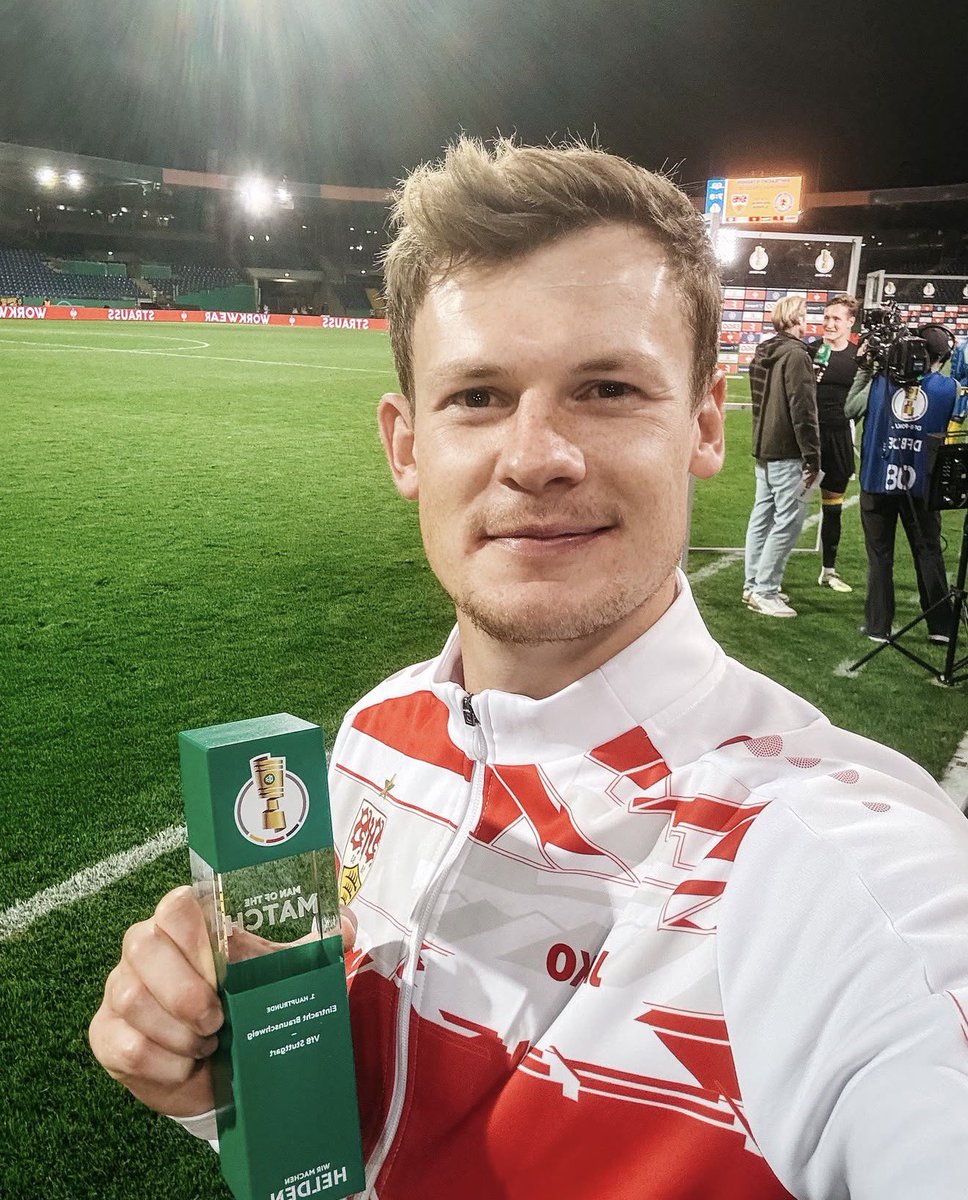 sercan_dikme's tweet photo. Beşiktaş’ın yabancı kaleci geleneğinde Cordoba’dan beri taraftarı bu denli heyecanlandıran, elit seviyede bir isim gelmemişti. Alexander Nübel öyle bir kalite.

Beşiktaş, 2000’den beri 11. kez kalesini bir yabancıya emanet ediyor. 

Alexander Nübel sadece bir kaleci değil; Alman milli takımı patentli, Bundesliga’nın elitlerinden ve modern oyunun aradığı o üst düzey ayak becerisine sahip komple bir kaleci. Vincenzo Italiano’nun aradığı da buydu. İyi transfer👏