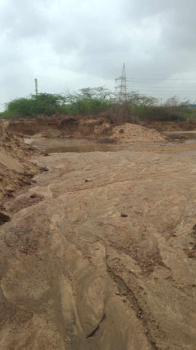 mayur_badiya's tweet photo. @collectorkut શ્રી મારા ટુંડા ગામની નદીમાં ખનીજ ચોરો થયા બેફામ રાત દિવસ જોયા વગર પ્રાઈવેટ મિલ્કત ને નુકસાન કરીને મોટા પ્રમાણમાં ખનીજ ચોરી કરી રયા છે અને વહીવટ તંત્ર ગોર નિદ્રામા કે આંખ આડા કાન કરી રયુ છે.?@chiragkoradia @SPWestKutch @infokutchgog @CMOGuj @INCGujarat @BJP4Kutchh https://t.co/dzRYdh0qb6