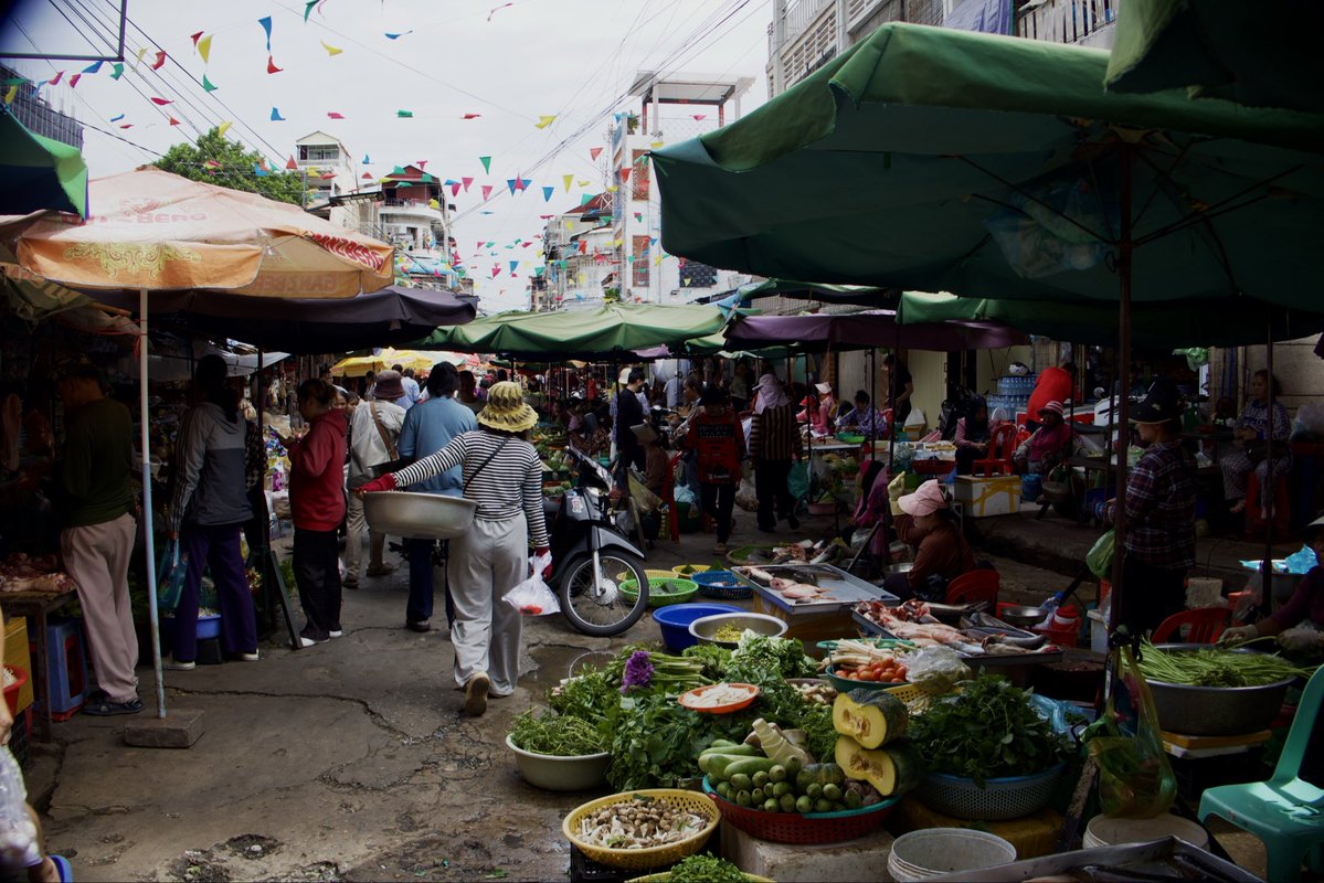 Iwashereyt's tweet photo. Kandal Market in the heart of Phnom Penh, Cambodia 🇰🇭 #phnomoenh #cambodia #foodmarket #backpacking #asiatravel #streetphotography https://t.co/18cea4o084