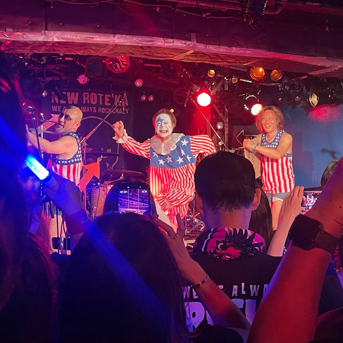 TONPEI710's tweet photo. ７月５日　にちようび。新宿LOFT

とても楽しくて、るーびーがすすんでしまいました。
お初の村田語さん☺︎
バックダンサー　ダサ面白かったw

ナポちゃんおめでとうございました☺︎

楽しかった代償か　めちゃくちゃカラダがイタイです(・8・)
#ニューロティカ
#村田語
#ナボ還暦 https://t.co/zZlj0RnJsh