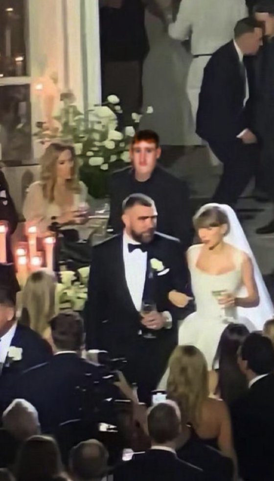 Scout_boss's tweet photo. @billboard Crying🤭
Bro before his #LavenderMarriage with @taylorswift13 need boosters by consuming a lot of alcohol beverage🤣 https://t.co/PD3xkO5qeY