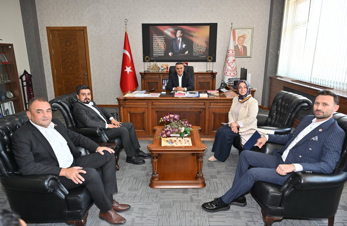 bbpdenizli's tweet photo. İl Başkanımız @selmanynclha ve yönetim kurulu üyelerimiz, İl Millî Eğitim Müdürümüz @emre_caliskan ‘ı makamında ziyaret etti.

Nazik kabulleri için Sayın Müdürümüze teşekkür ediyor, eğitim camiamıza yönelik çalışmalarında başarılar diliyoruz. https://t.co/pO5UltUmWe