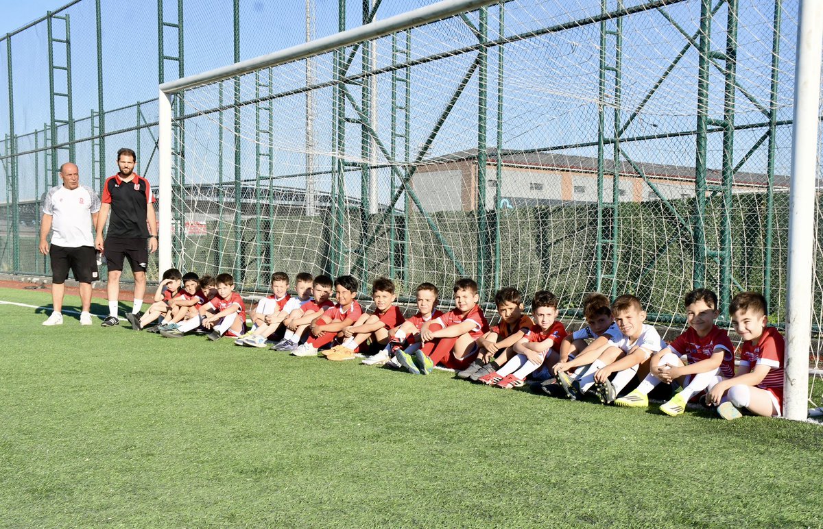BalkesAkademi's tweet photo. FUTBOL OKULUMUZ BAŞLADI
Nev Sağlık Grubu Balıkesirspor’umuzun Futbol okulu bugün saat 18:30’da tesislerimizdeki ilk antrenmanı ile 2026-2027 sezonuna merhaba dedi. https://t.co/GfCWHQXI7w