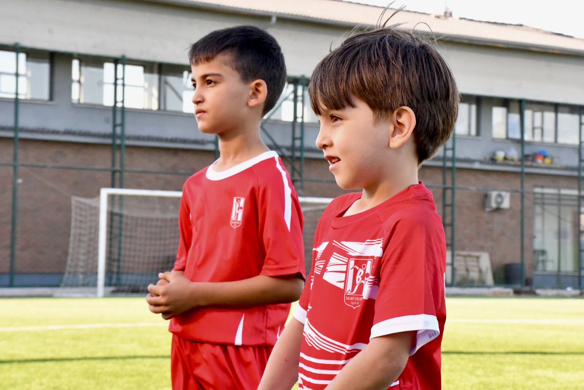BalkesAkademi's tweet photo. FUTBOL OKULUMUZ BAŞLADI
Nev Sağlık Grubu Balıkesirspor’umuzun Futbol okulu bugün saat 18:30’da tesislerimizdeki ilk antrenmanı ile 2026-2027 sezonuna merhaba dedi. https://t.co/GfCWHQXI7w