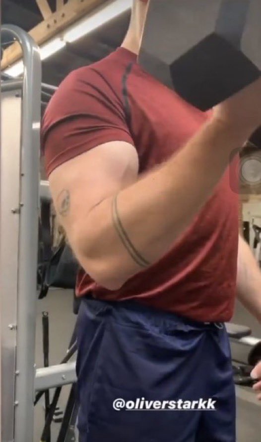 howIingflames's tweet photo. — a little bicep porn. https://t.co/MZZEWjc4Y4