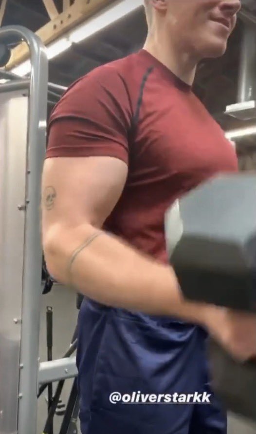 howIingflames's tweet photo. — a little bicep porn. https://t.co/MZZEWjc4Y4